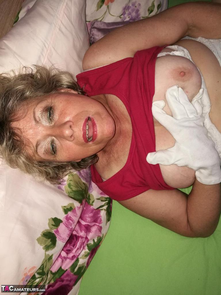 Horny nan Caro pulls down her pantyhose to show her bush in white gloves(16)