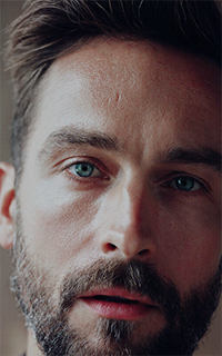 Tom Mison OIEqSfAP_o