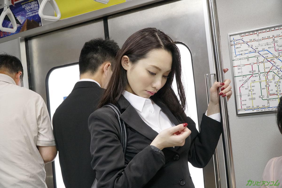 Japanese business lady Hasumi Yoshioka gets publicly fucked on the subway(8)