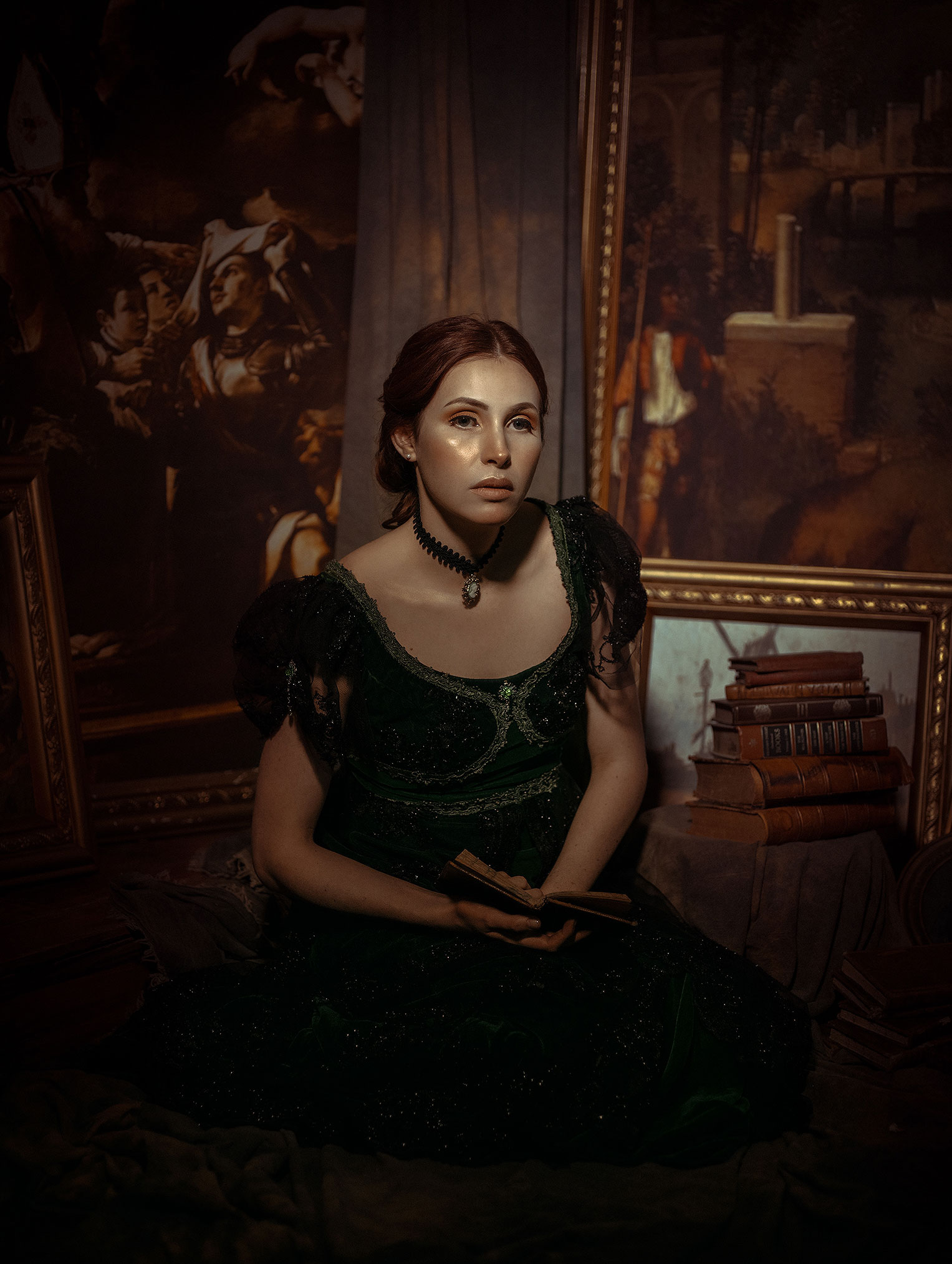 The Lady and the book / Renata Nieto by Rebeca Saray Ренато Нието в окружении книг и картин / фото 14