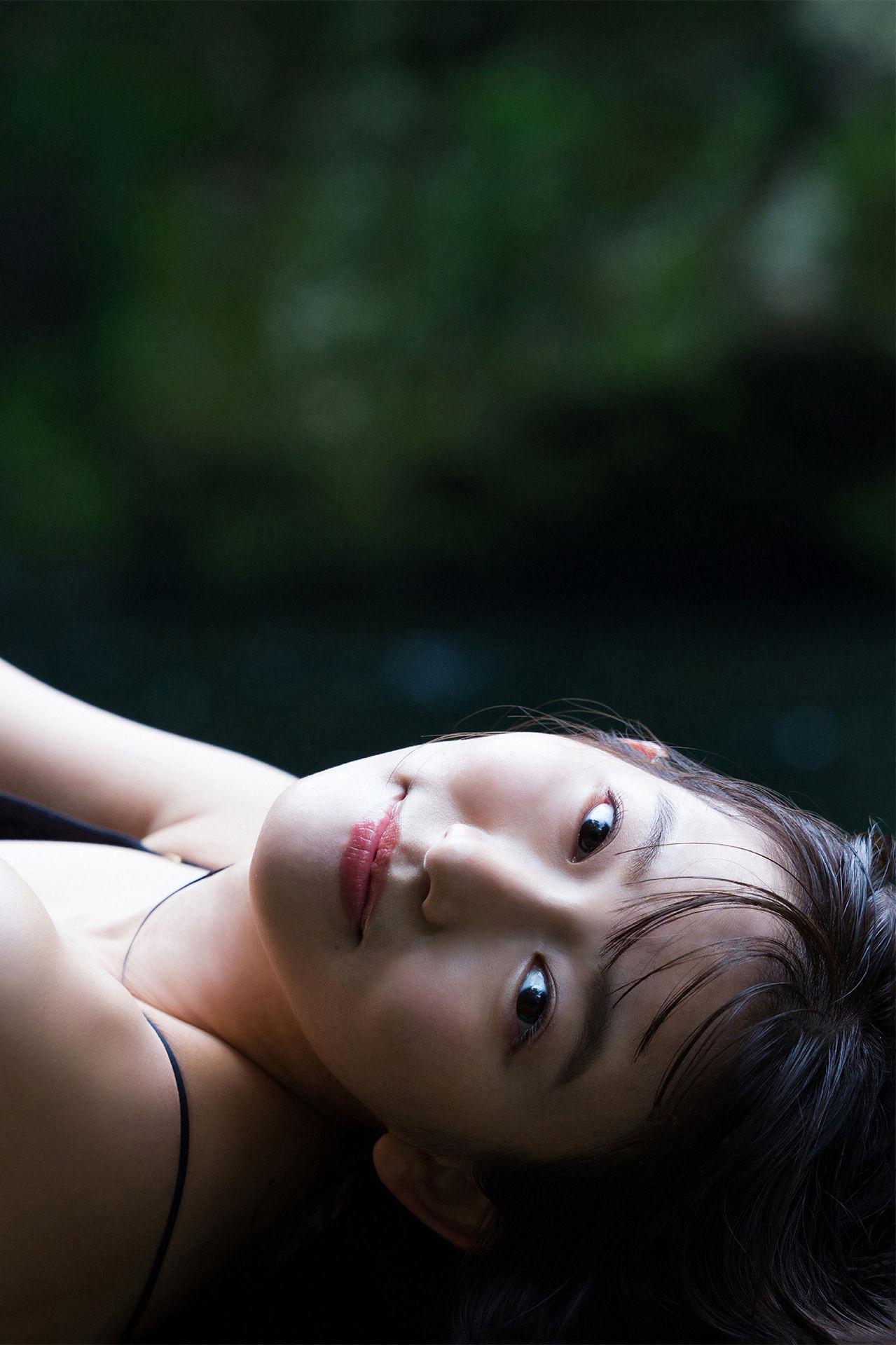 Nene Shida 志田音々, ファースト写真集アナザーバージョン 『ｎｅｎｅ－まるっとりっぷ－』 Set.03(9)