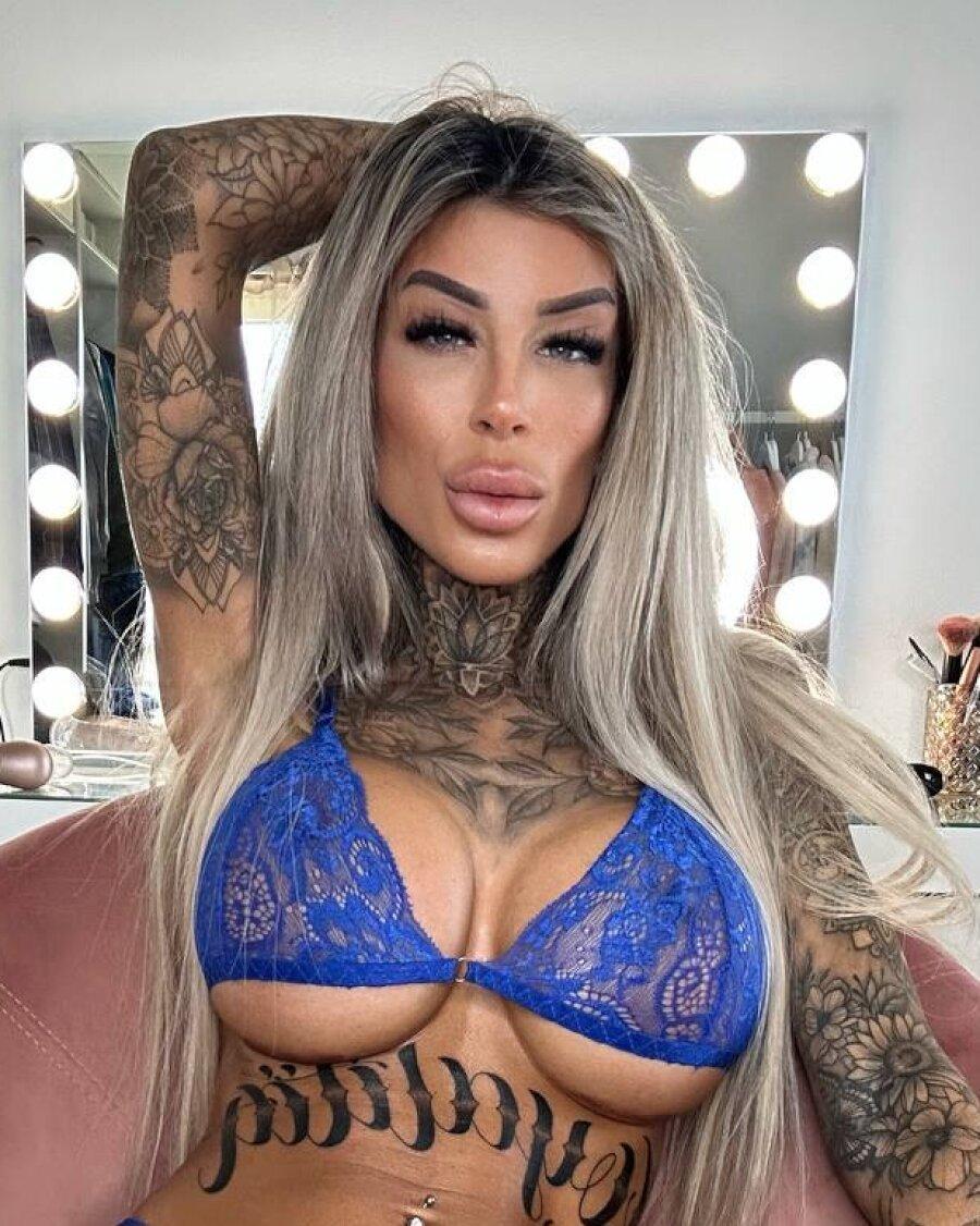 Tattooed amateur seductress Jacky posing in her sexy lace lingerie(19)