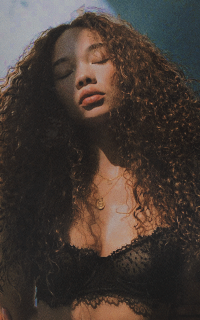 Ashley Moore Y6vtHbBW_o