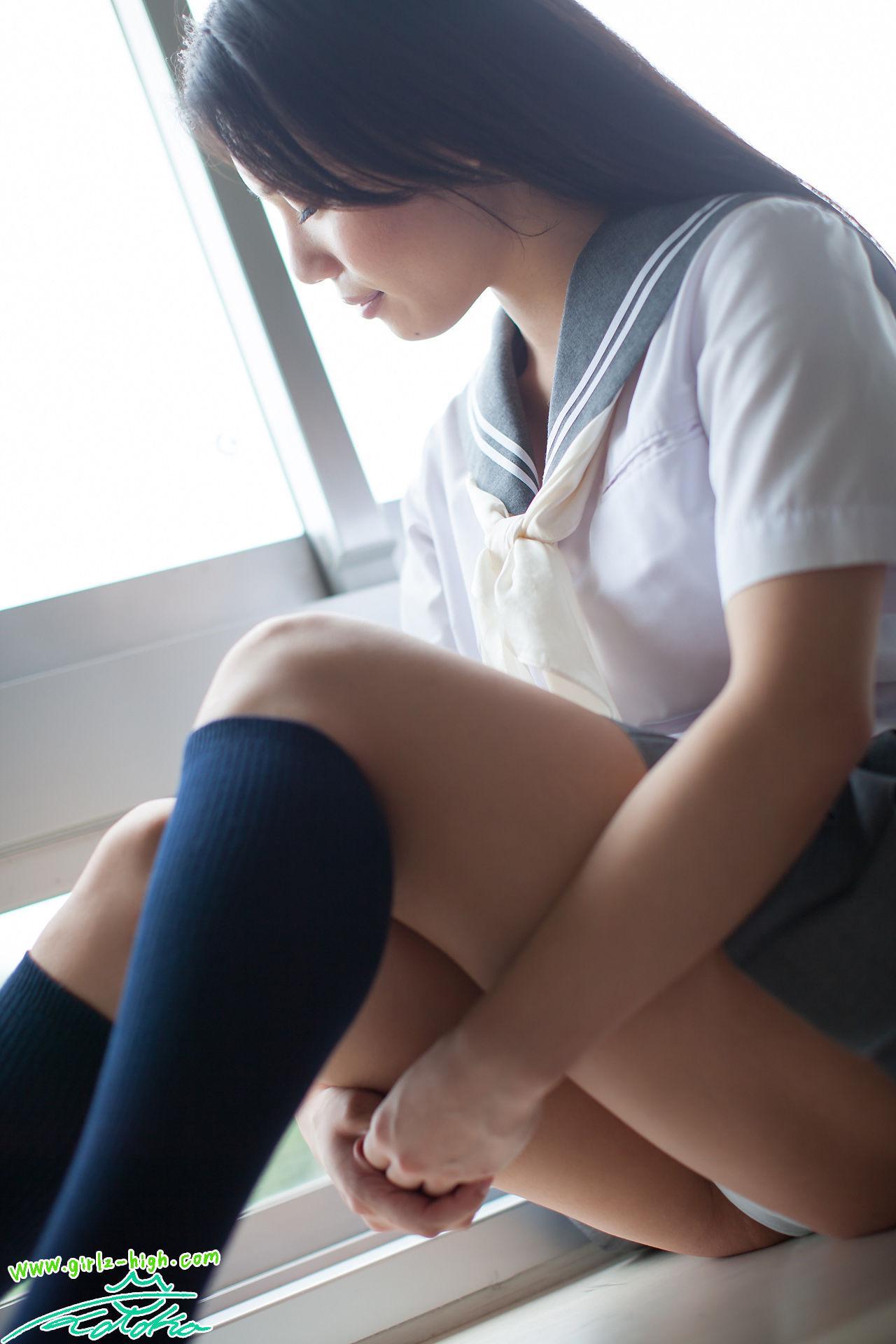 みね琴叶《どこ見てるの？》制服展開ビキニ [Girlz-High] 写真集(10)