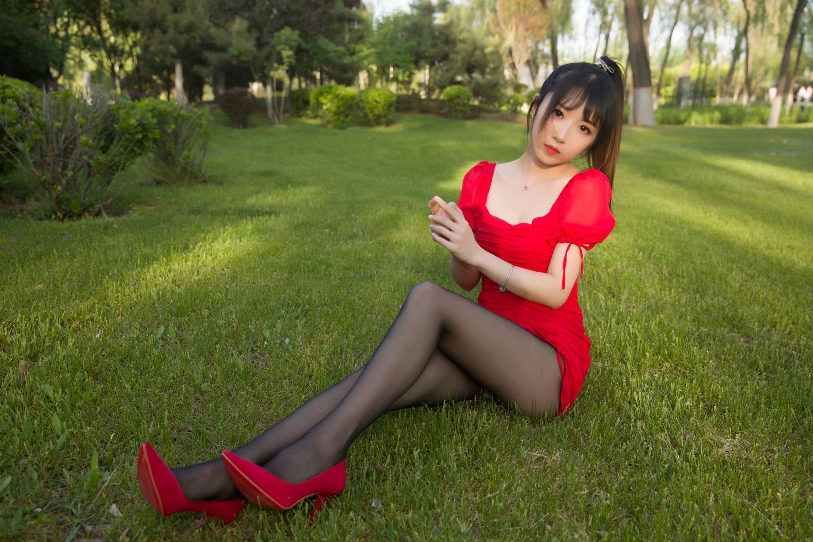 国模套图 小女巫露娜《户外小红裙》(39)