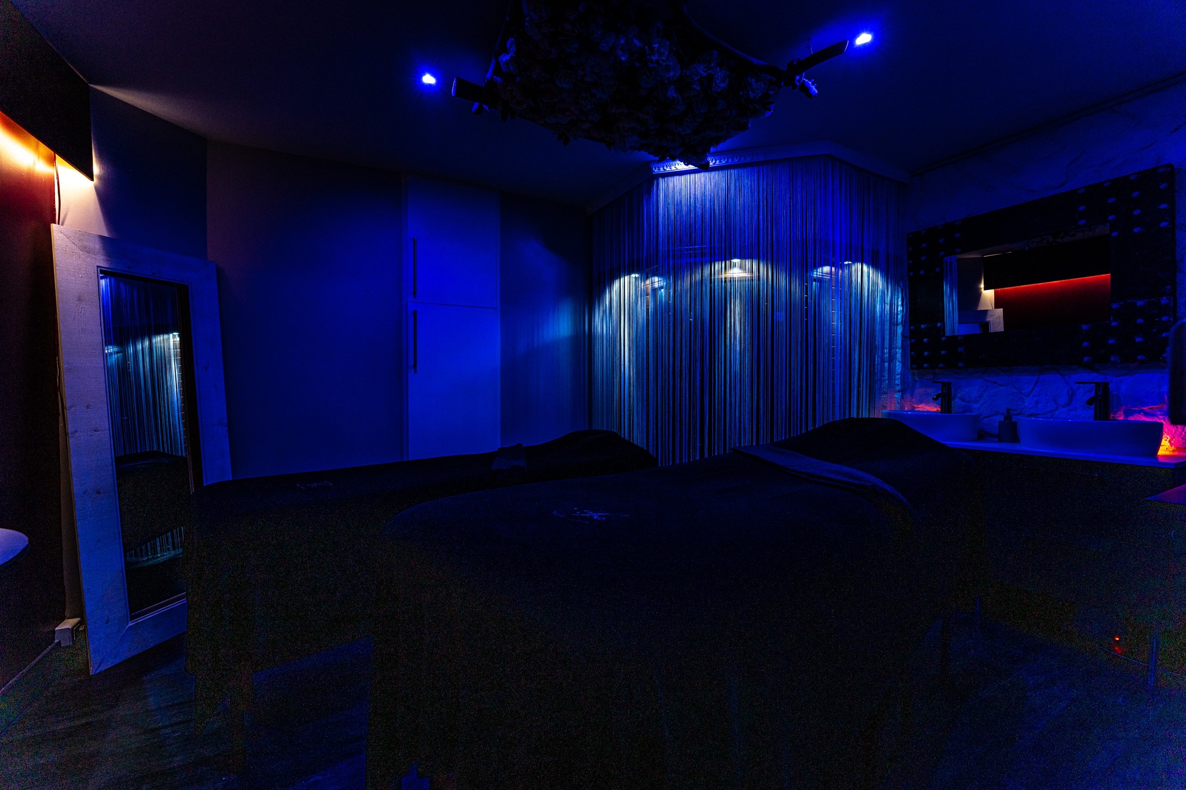 Vue extérieur du sauna japonais avec une ambiance bleuté relaxante