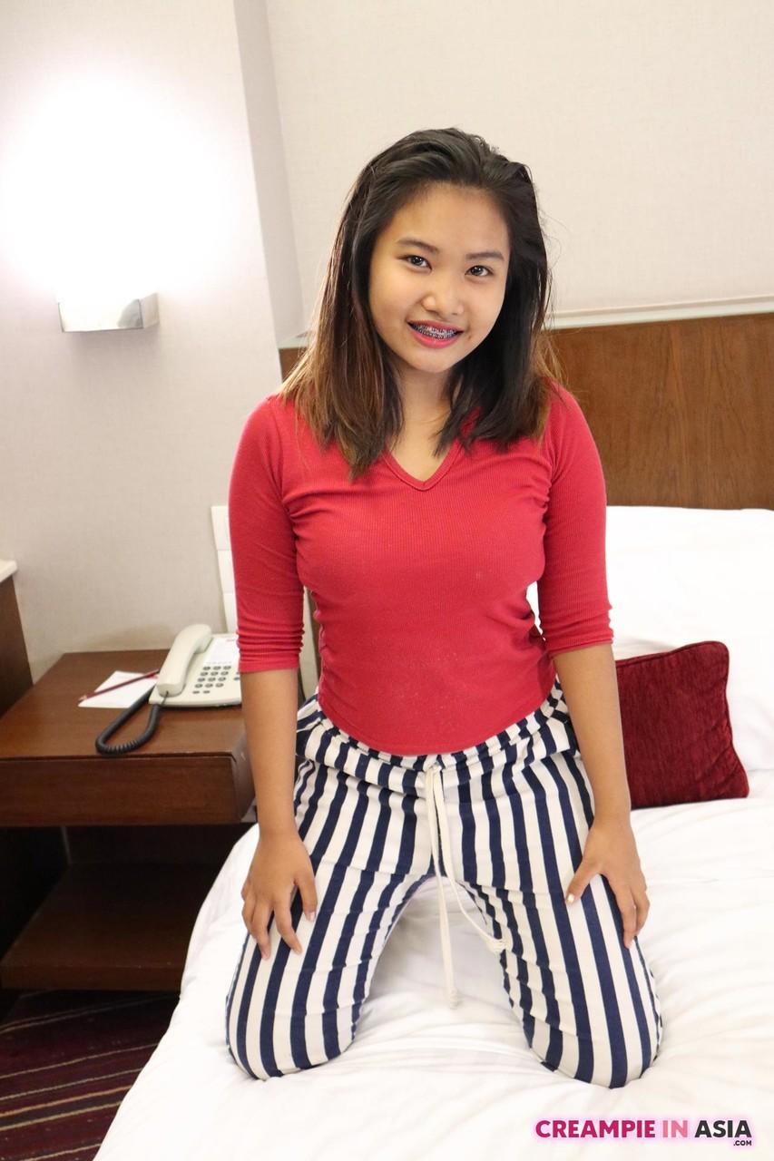 Asian cutie Bem flaunts her big nips and hot ass in a hotel room(3)