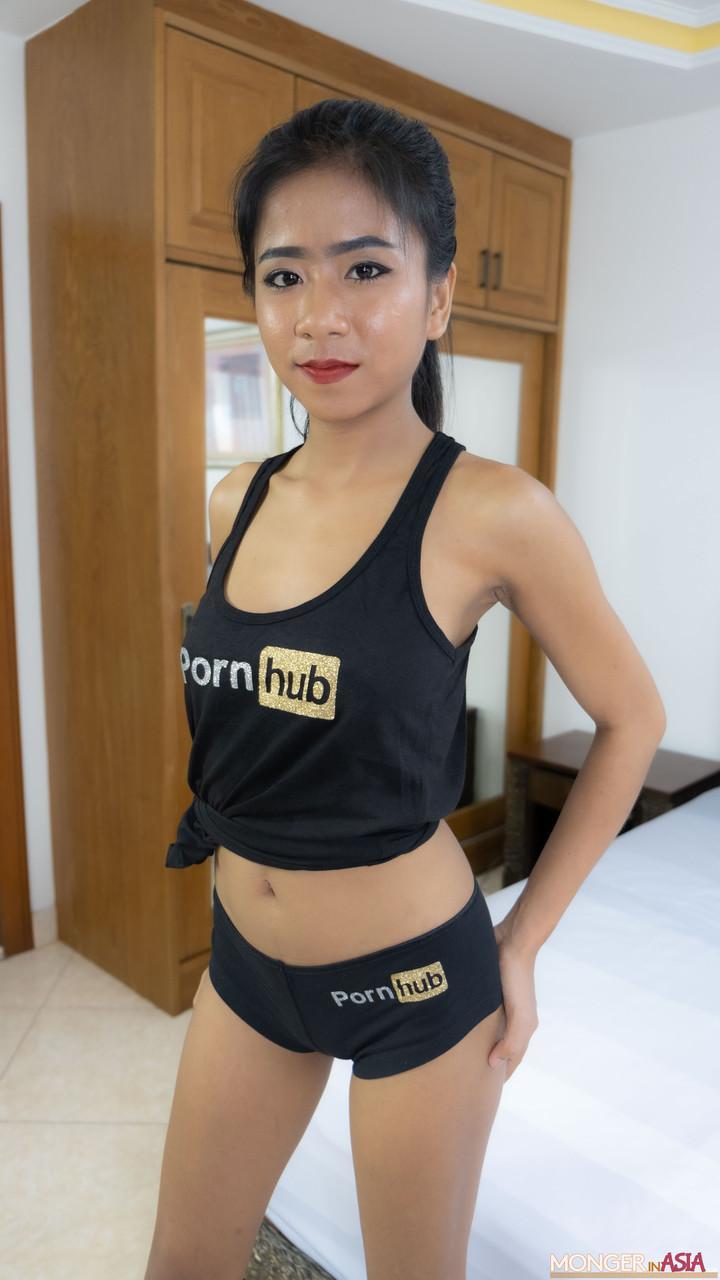 Thai beauty Som poses in her PornHub outfit & shows her big tits & ass(3)