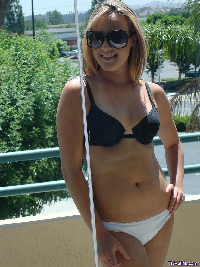 Teen beauty Cari strips naked and sunbathes her sexy body in the garden(7)