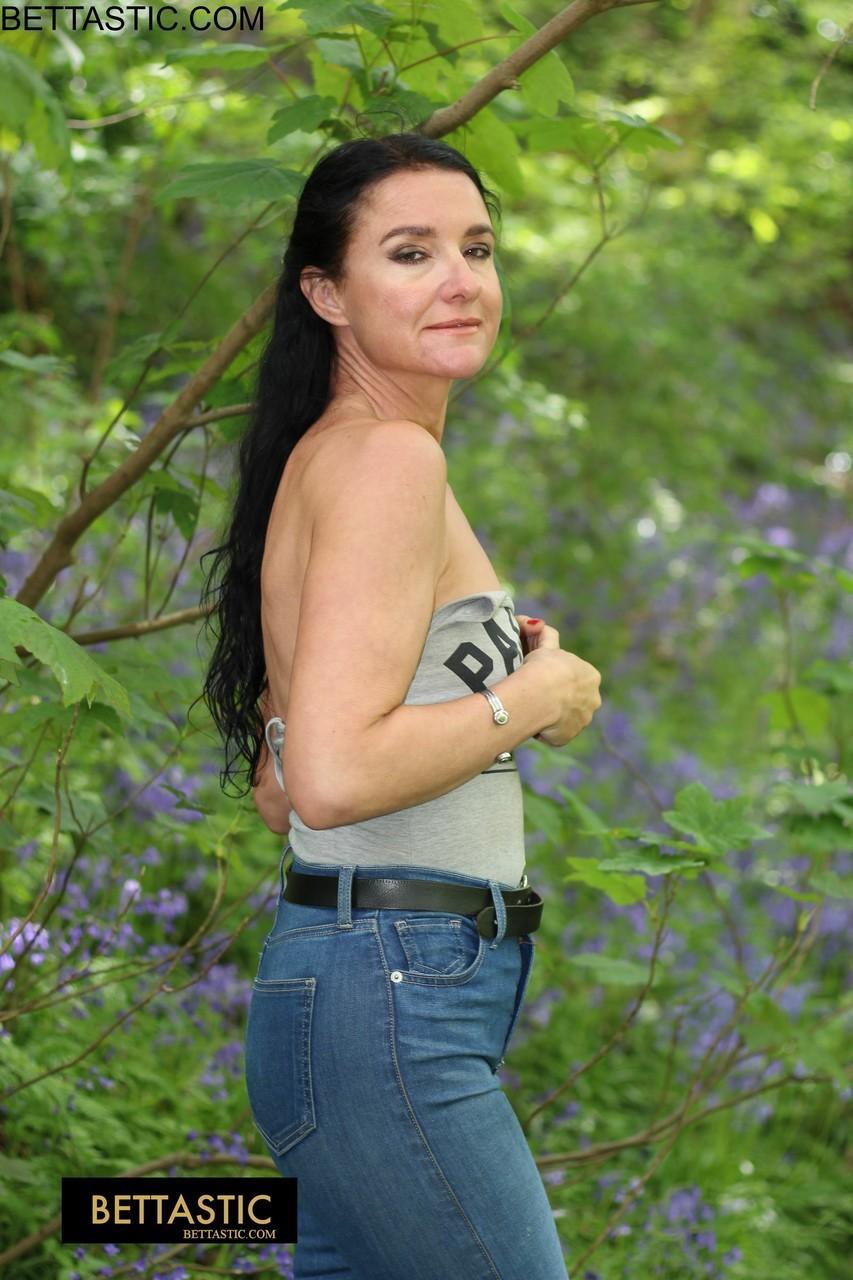 Gorgeous brunette Bettastic poses outdoors in a strapless top & tight jeans(6)