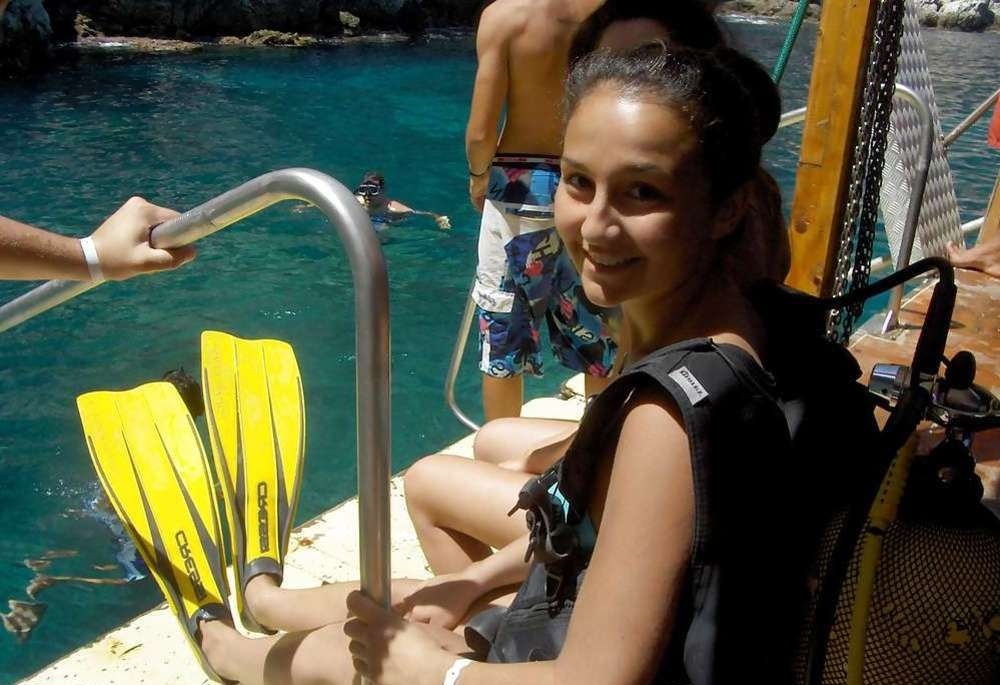 Francesca, broadcaster morena.