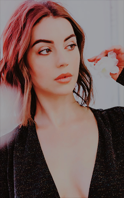 Adelaide Kane RXxtZpFR_o