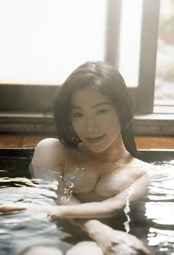 丰乳美女温泉湿身表情诱惑太销魂(10)