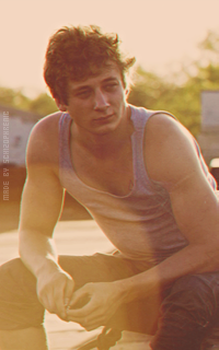 Jeremy Allen White UuJ0oTOW_o