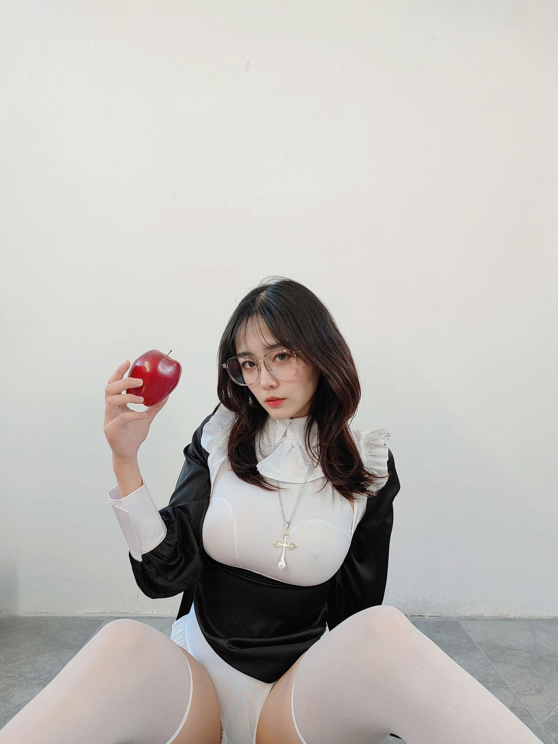 国模套图 Ceason Photography《修女服》(24)