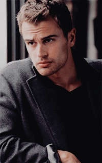 Theo James  Rua0QKSM_o