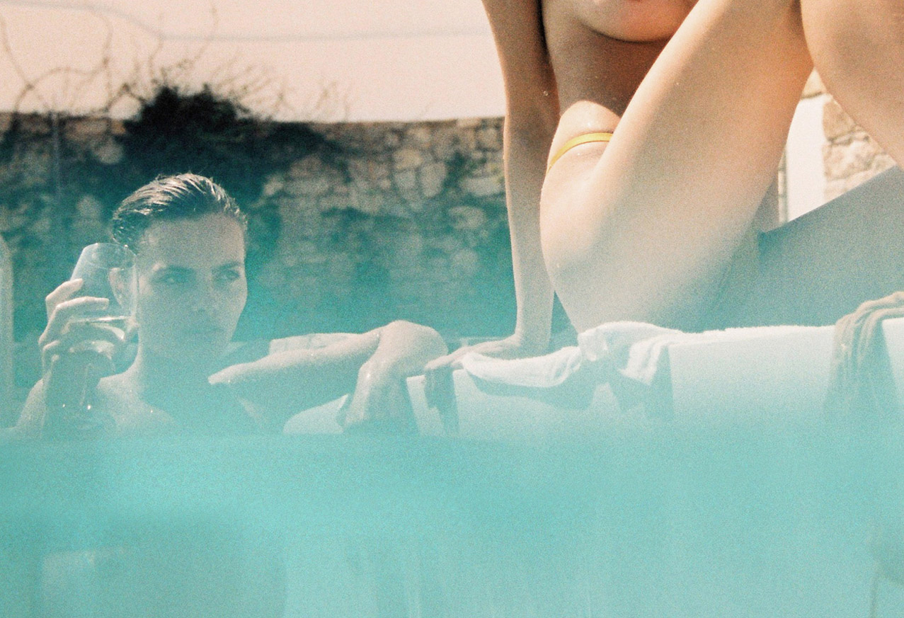 Moa Aberg and Victoria Germyn by Cameron Hammond / Sommer Swim / A Myconian Vacation 2019 collection Moa Aberg and Victoria Germyn by Cameron Hammond / Sommer Swim / A Myconian Vacation 2019 collection