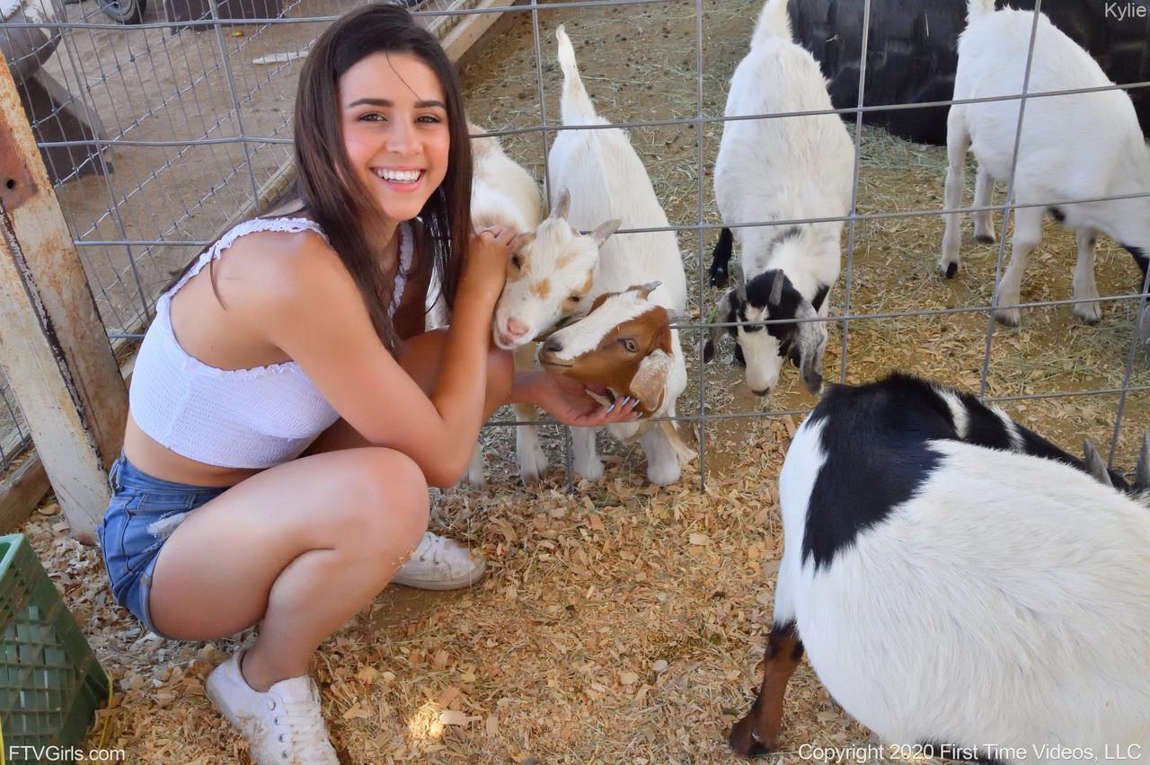 Smiley amateur babe Kylie poses in her denim shorts & white shirt at the zoo(4)