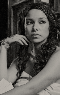 Jessica Parker Kennedy QVR6y6Hx_o