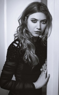 Imogen Poots EBqlRI3v_o