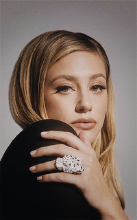 Lili Reinhart KxfvJpDe_o