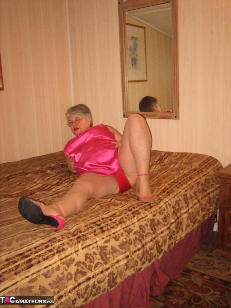 Silver haired nan Girdle Goddess pulls her hose down around her knees on a bed(10)