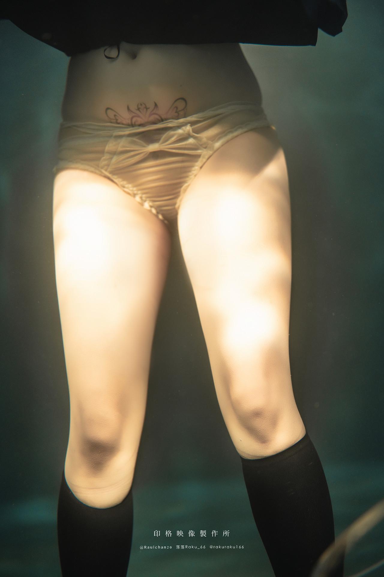 Cosplay 落落Raku – 水泳馆(12)