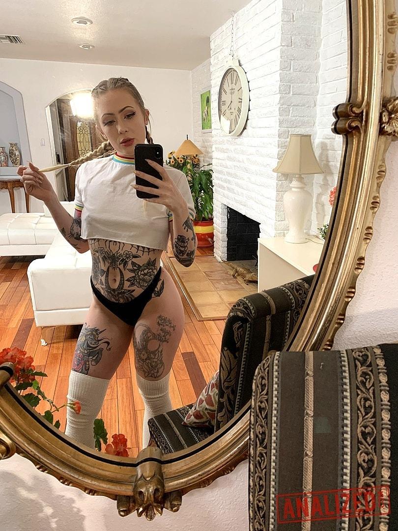 Tattooed vixen Baby Sid takes selfies of her incredible booty and bald pussy(9)