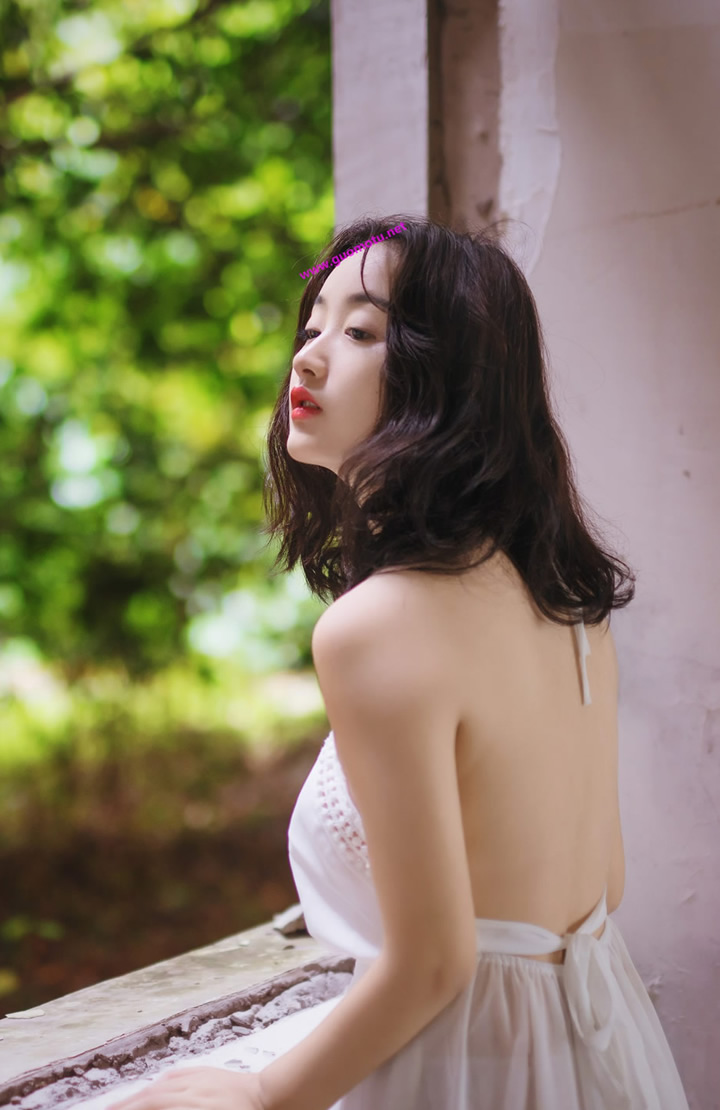 Fresh and refined female model lily exposes beautiful fairy 14