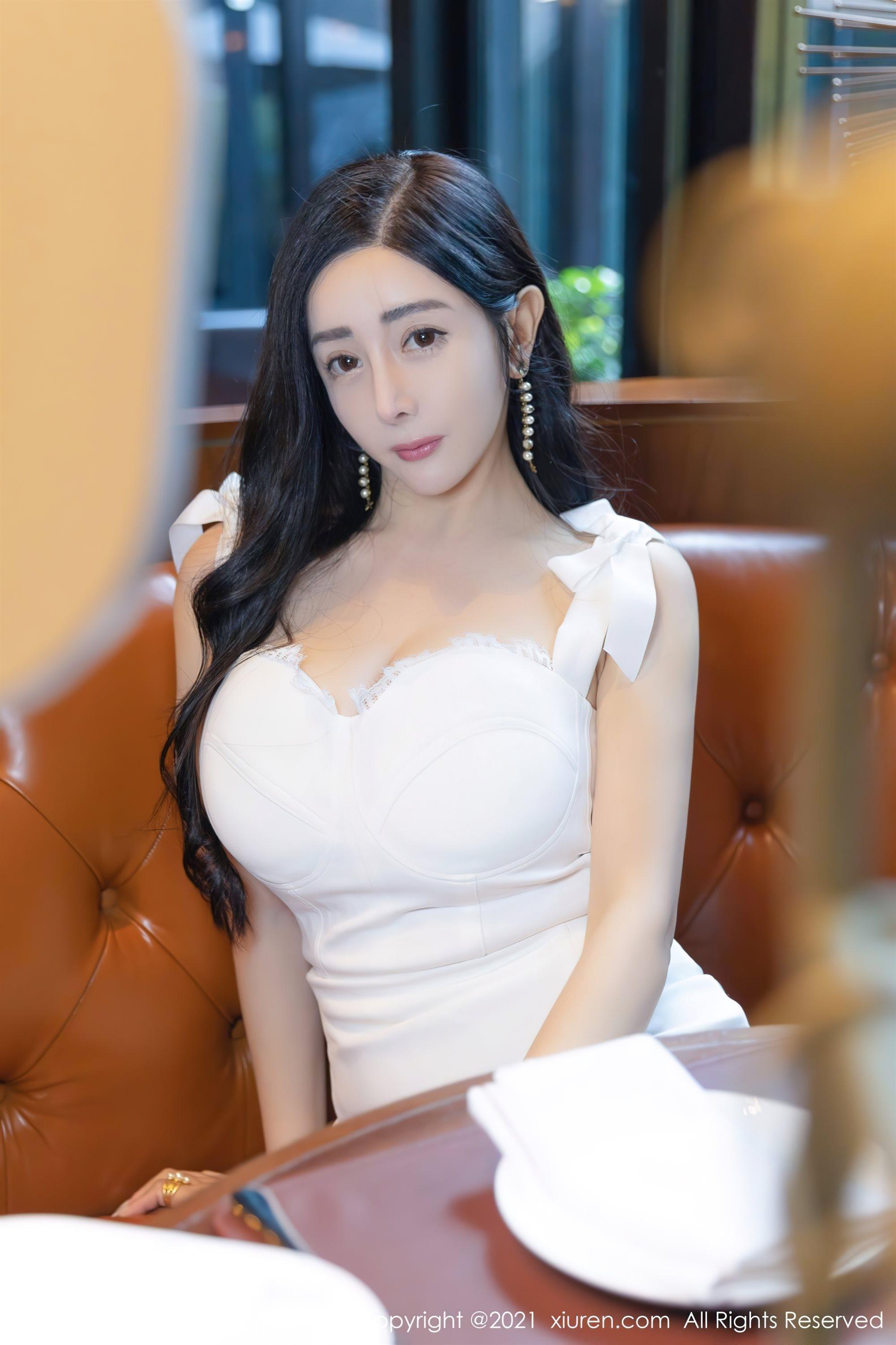 [XiuRen秀人网]No.4155 模特允爾成都旅拍私房浴室脱白色长裙露丰满身材撩人诱惑写真(5)