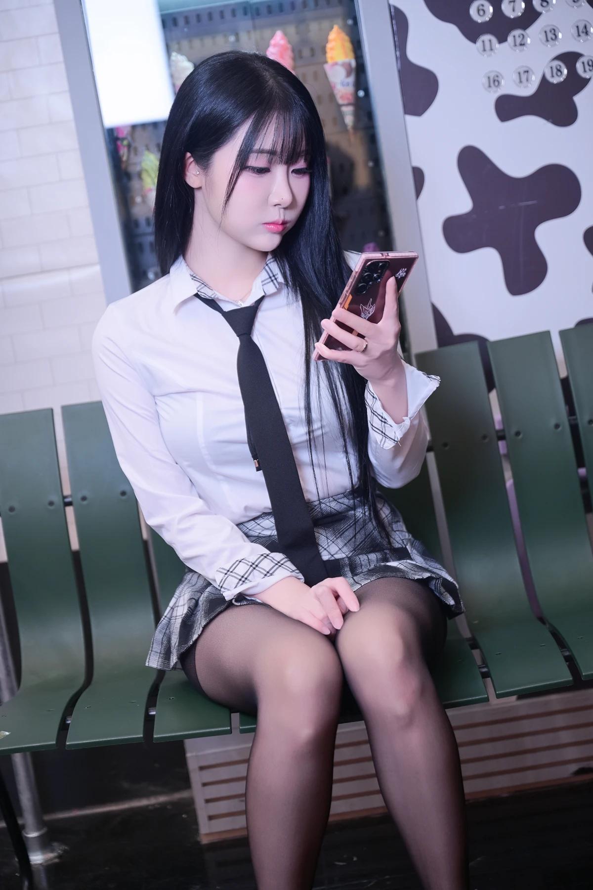 Jeong Bomi 정보미, PhotoBook 「Schoolgirl In The Subway」 Set.01(3)