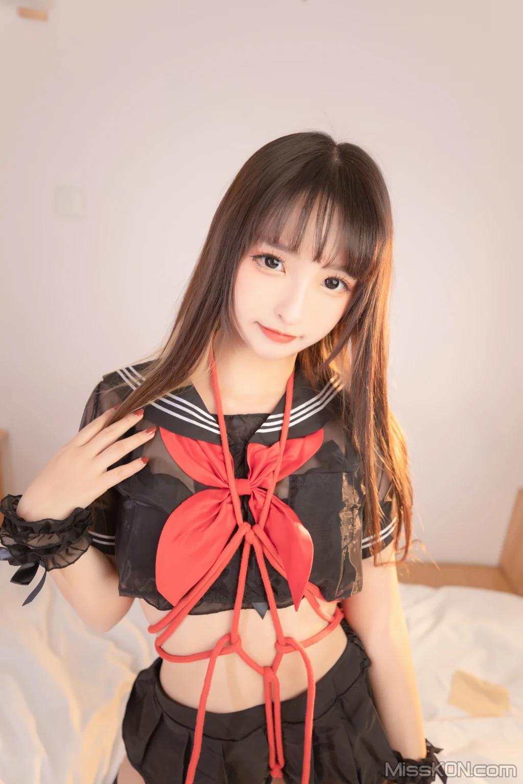 Coser@神楽坂真冬 Vol.079: 绝对企画-透明黑白水手服《特別なことに》 (150 photos )(88)