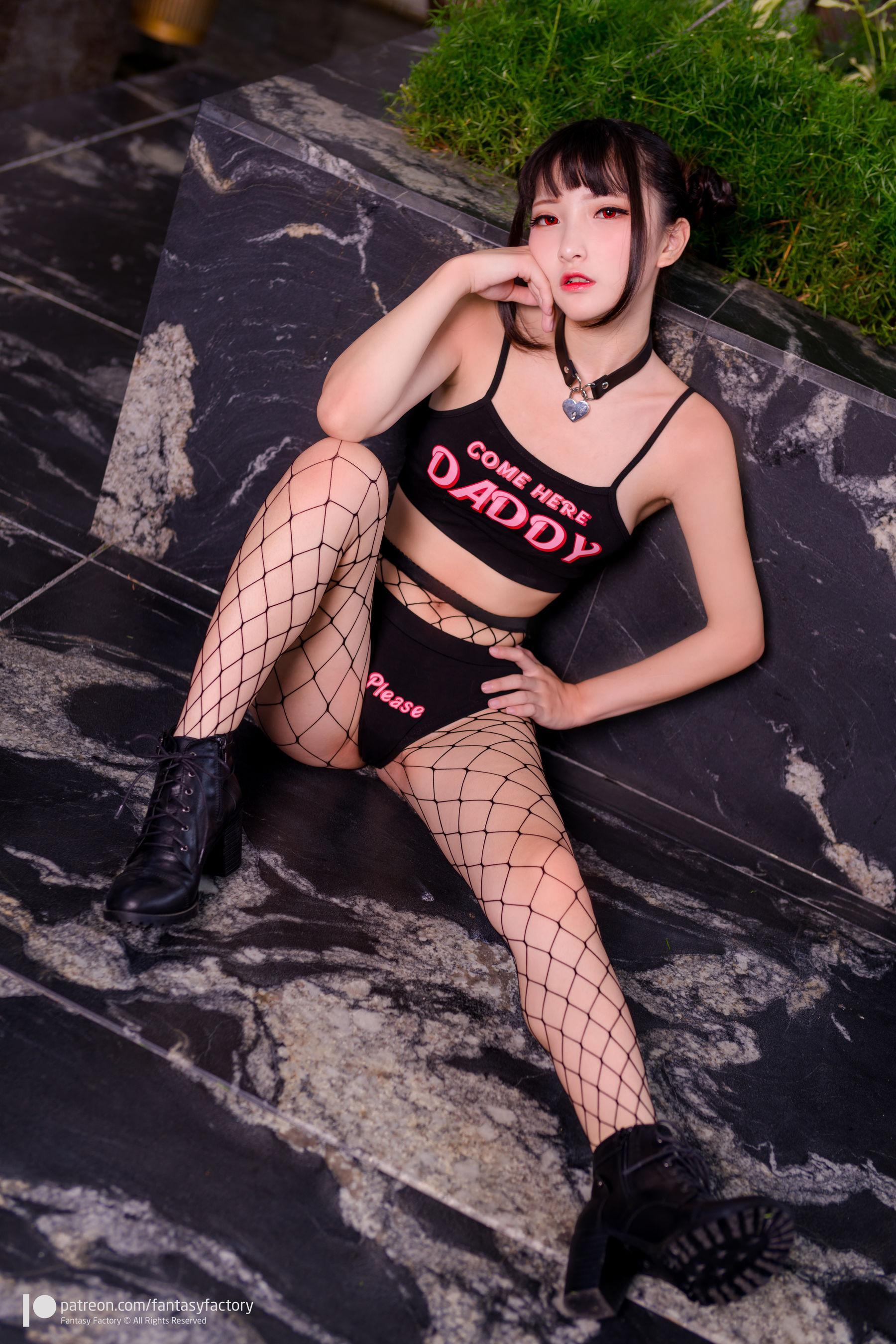 [Cosplay] 小丁 《Fantasy Factory》 黑白 薄纱 网袜 写真集(73)