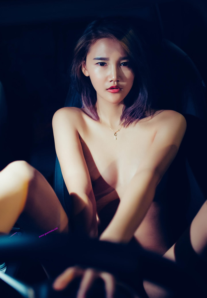 Car girl Xiaoci private shooting in the car without holy light human body pictures 10