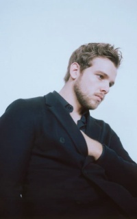 Max Thieriot AphQnB5V_o