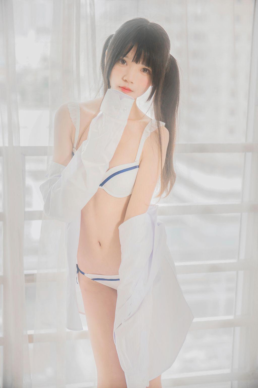 Coser @ 桜 桃 喵 Vol.073: 白 衬衫 双 马尾 (47 photos)(8)