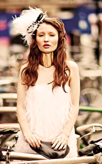 Emily Browning ZkQv4Lh9_o