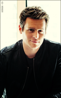 Jonathan Groff SQcOlTRL_o