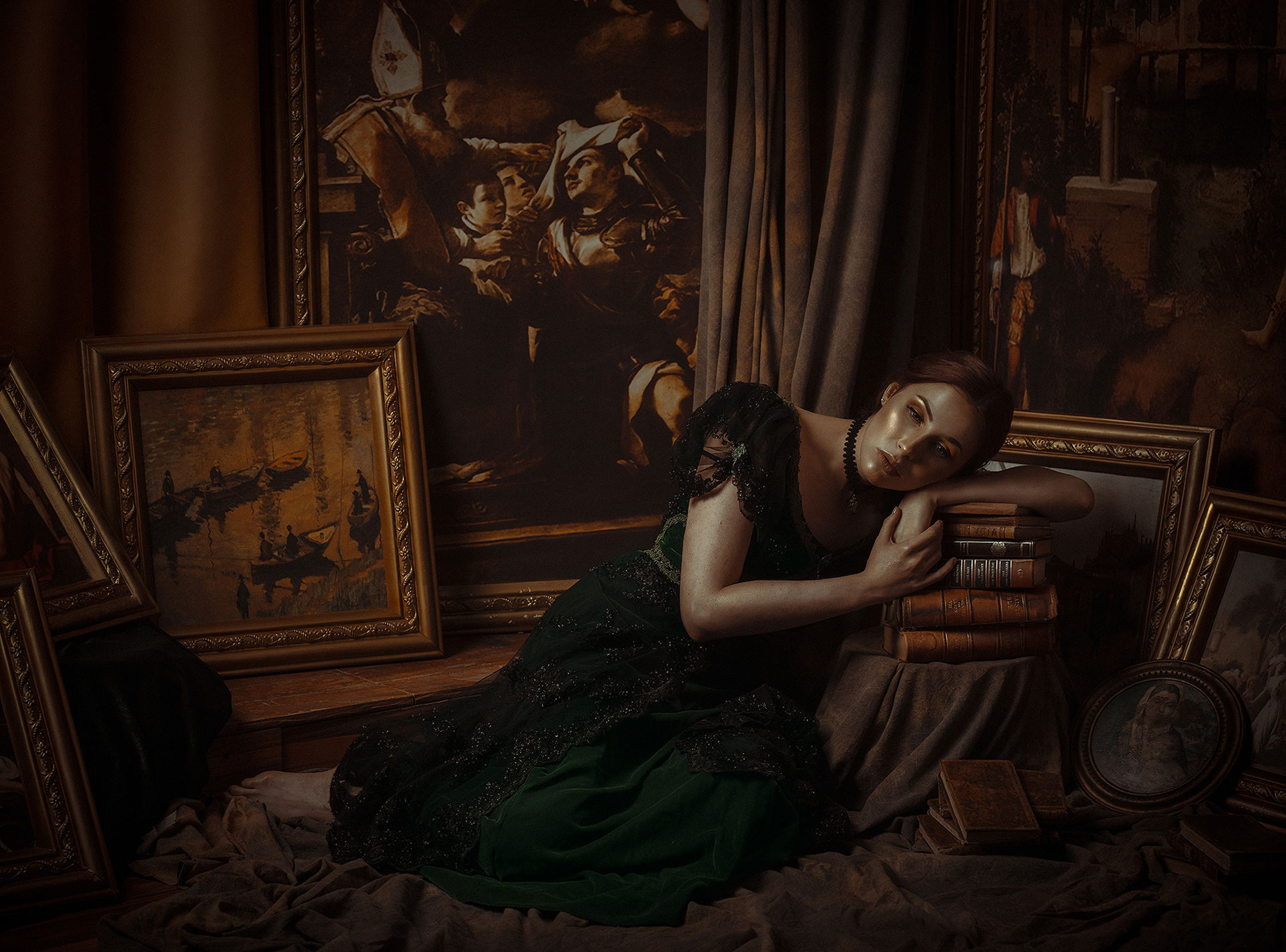 The Lady and the book / Renata Nieto by Rebeca Saray Ренато Нието в окружении книг и картин / фото 07