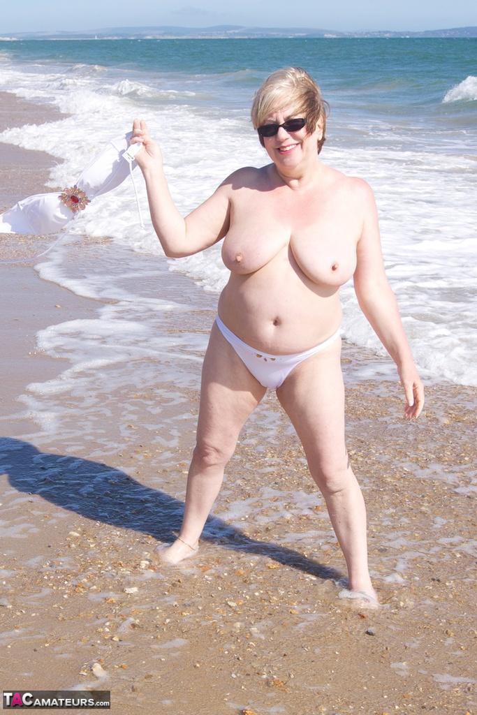 Mature amateur Speedy Bee gets naked in shades on a British beach(11)