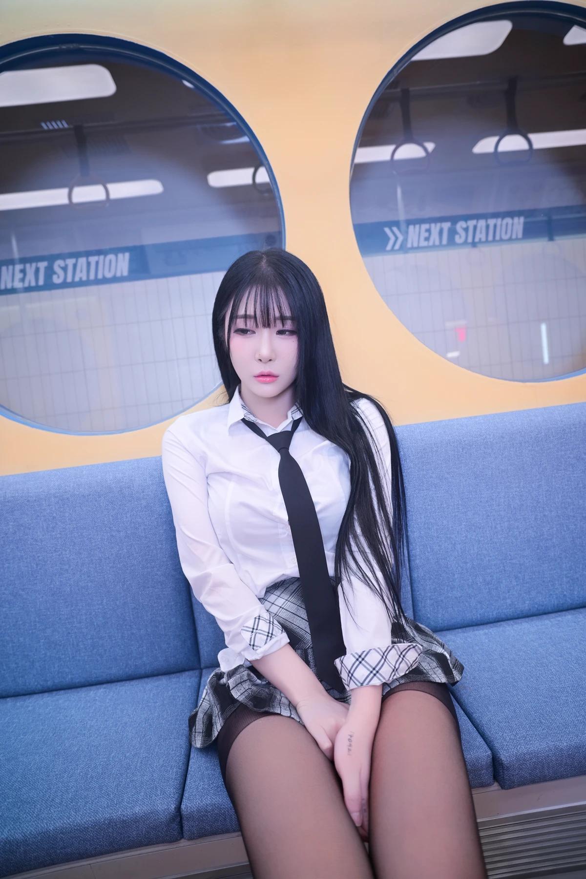 Jeong Bomi 정보미, PhotoBook 「Schoolgirl In The Subway」 Set.02(3)