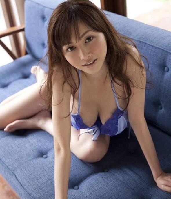 日本性感女郎杉原杏璃碎花裙难掩巨乳(10)