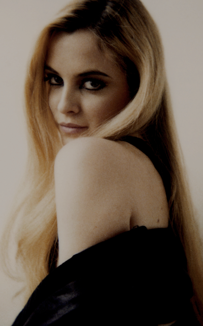 Riley Keough D66VxbDJ_o