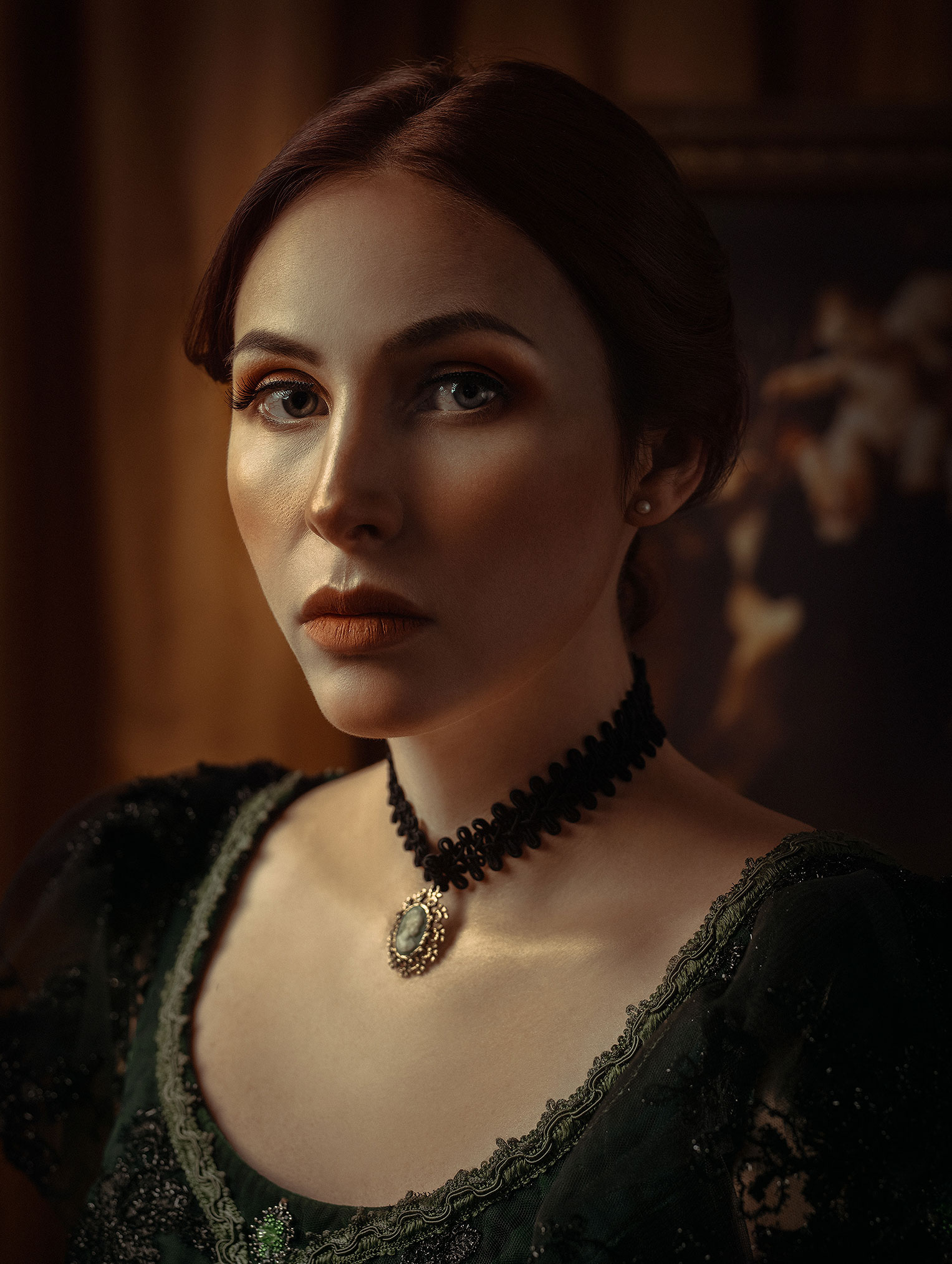 The Lady and the book / Renata Nieto by Rebeca Saray Ренато Нието в окружении книг и картин / фото 02