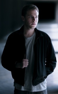 Iain de Caestecker CNWncsIy_o