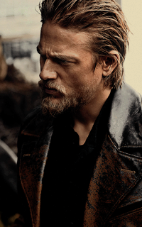 Charlie Hunnam ZEQjlSD7_o