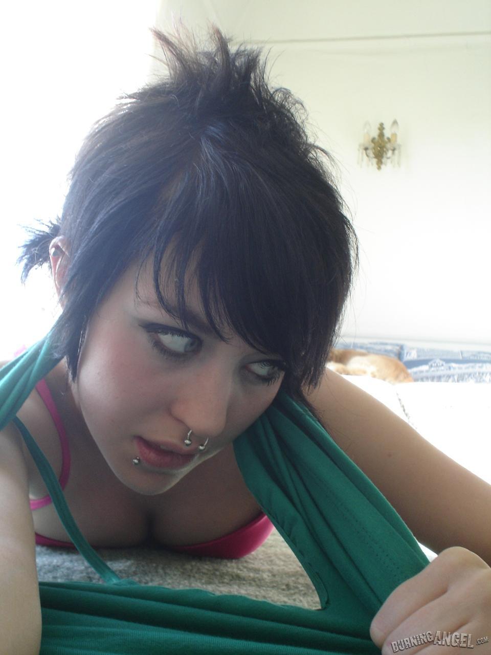 Short-haired punk chick with pierced nose, lip, navel in her own photos(8)