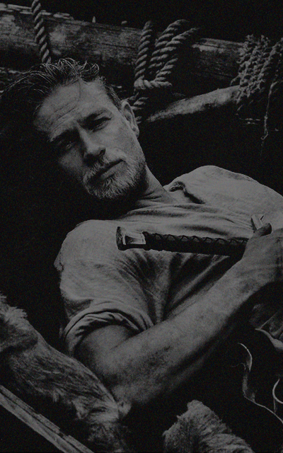 Charlie Hunnam O8zKYpZO_o