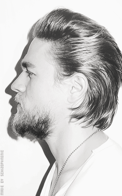 Charlie Hunnam JNjV9HIN_o