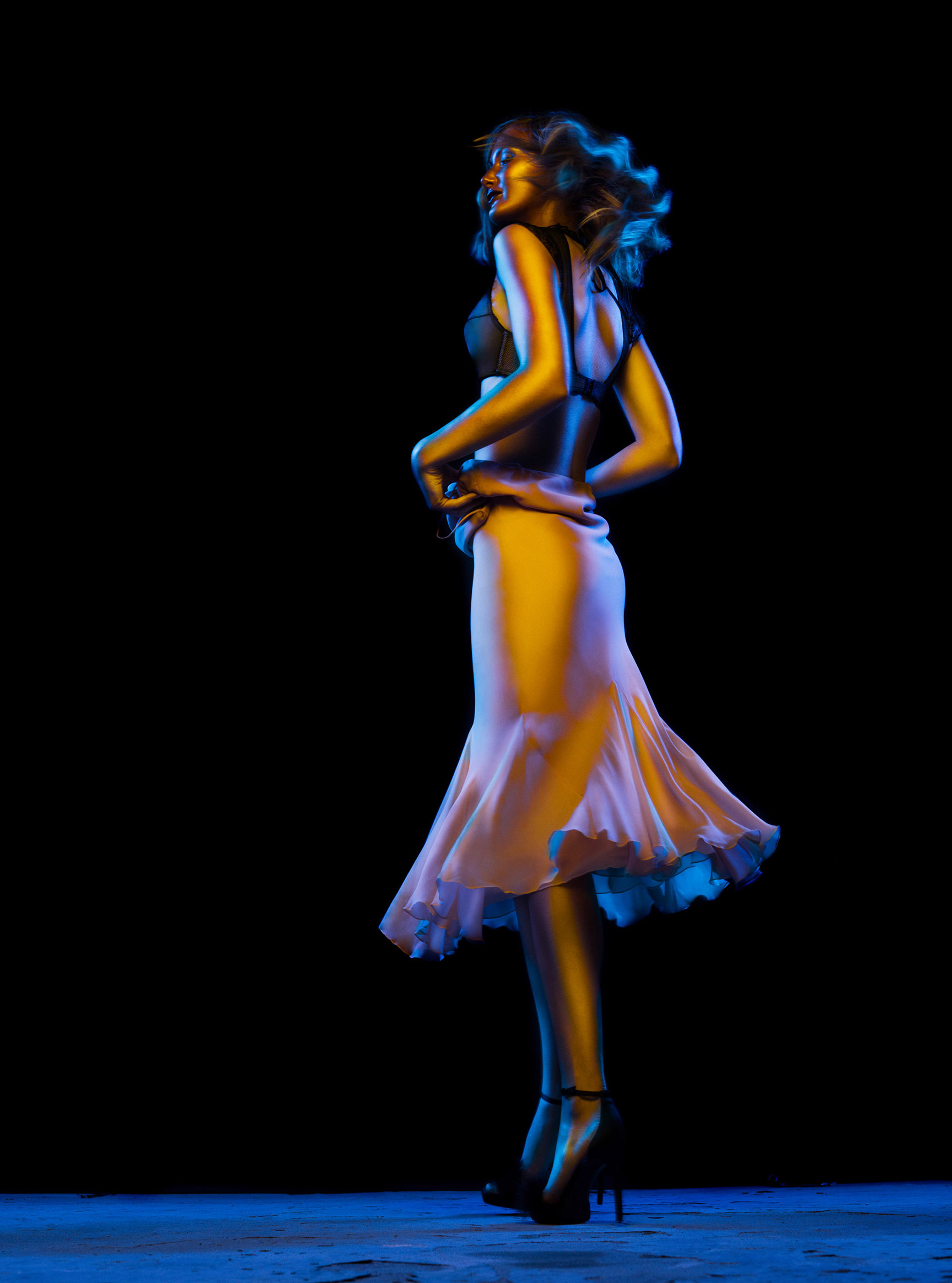 Rachel Flynn by Andre Schneider Красивая девушка в отблесках ночи / Рейчел Флинн, фотограф Андре Шнейдер / фото 04